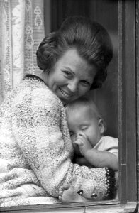 Koninginnedag. Prinses Beatrix met prins Willem Alexander (slapend), Bestanddeelnr 921-3000