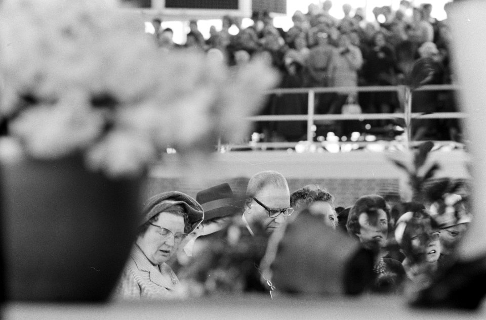 Koningin Juliana en de burgemeester tussen 7500 huisvrouwen, Bestanddeelnr 913-7782