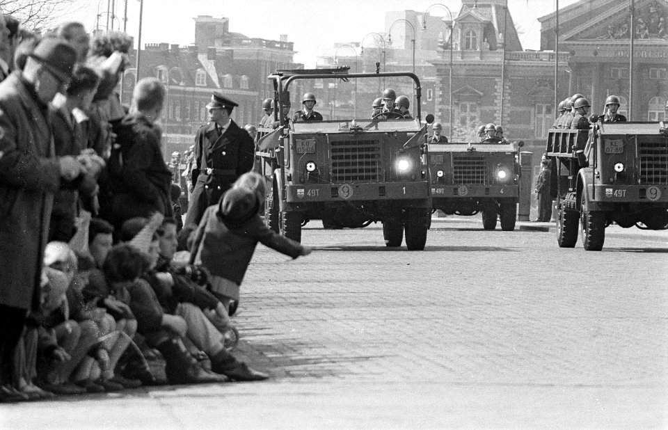 Koninginnedag 1964, militaire parade op het Museumplein t Amsterdam, Bestanddeelnr 916-3773