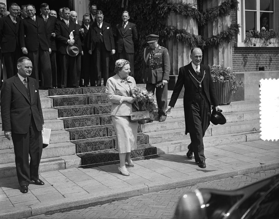 Koningin Juliana en de burgemeester van ..., Bestanddeelnr 906-5162
