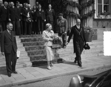 Koningin Juliana en de burgemeester van ..., Bestanddeelnr 906-5162