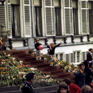 Koninginnedag 1974, defile Soestdijk Prinsjes tussen de bloemen, Bestanddeelnr 254-9595