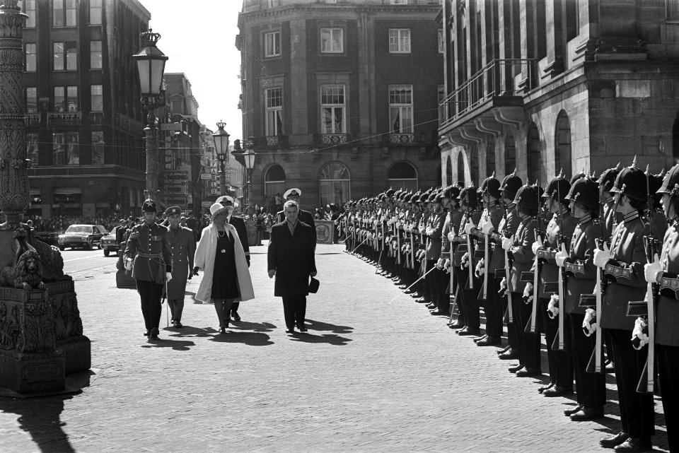 Koningin Juliana en president Ceausescu inspecteren de erewacht voor het paleis , Bestanddeelnr 926-3337