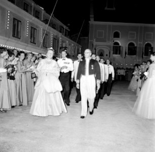 Koningin Juliana en gouverneur Struycken komen aan op het Fortplein, Bestanddeelnr 252-3809