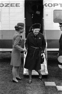 Koningin Juliana en president Kekkonen arriveren per helikopter bij Stedelijk Mu, Bestanddeelnr 925-9821