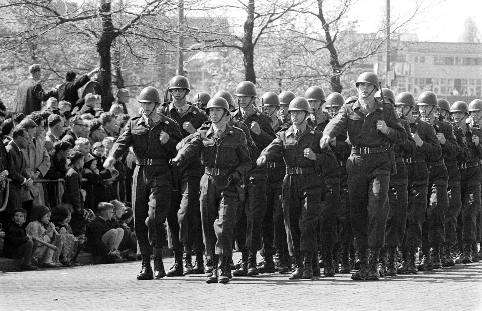 Koninginnedag 1964, militaire parade op het Museumplein t Amsterdam, Bestanddeelnr 916-3774