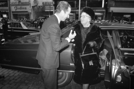 Koningin Juliana en koning Boudewijn bij aankomst, Bestanddeelnr 925-3186