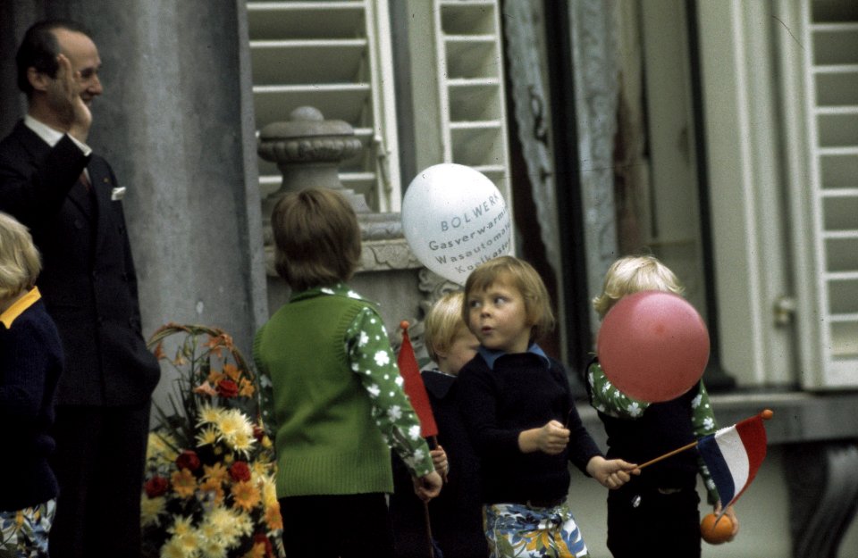 Koninginnedag 1974, defile Soestdijk Prinsjes met ballon, Bestanddeelnr 254-9592