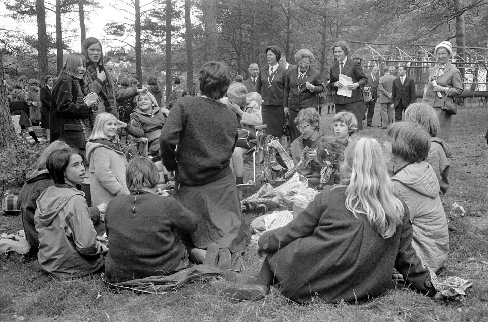 Koningin Juliana en Lady Baden Powell, daarnaast mevrouw Den Haan Groen, Bestanddeelnr 919-2079