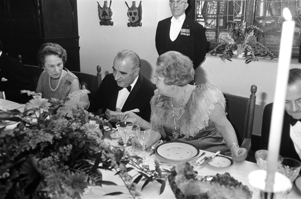 Koningin Juliana en president Pompidou aan tafel, Bestanddeelnr 923-0417