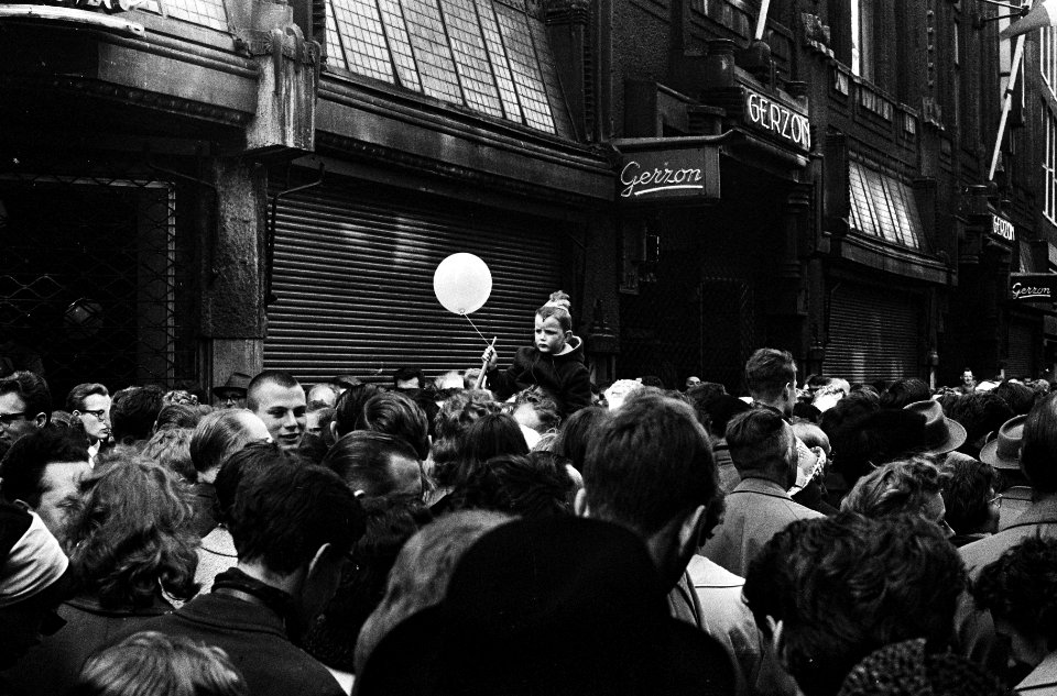 Koninginnedag in Amsterdam, drukte in de Kalverstraat, Bestanddeelnr 915-1066