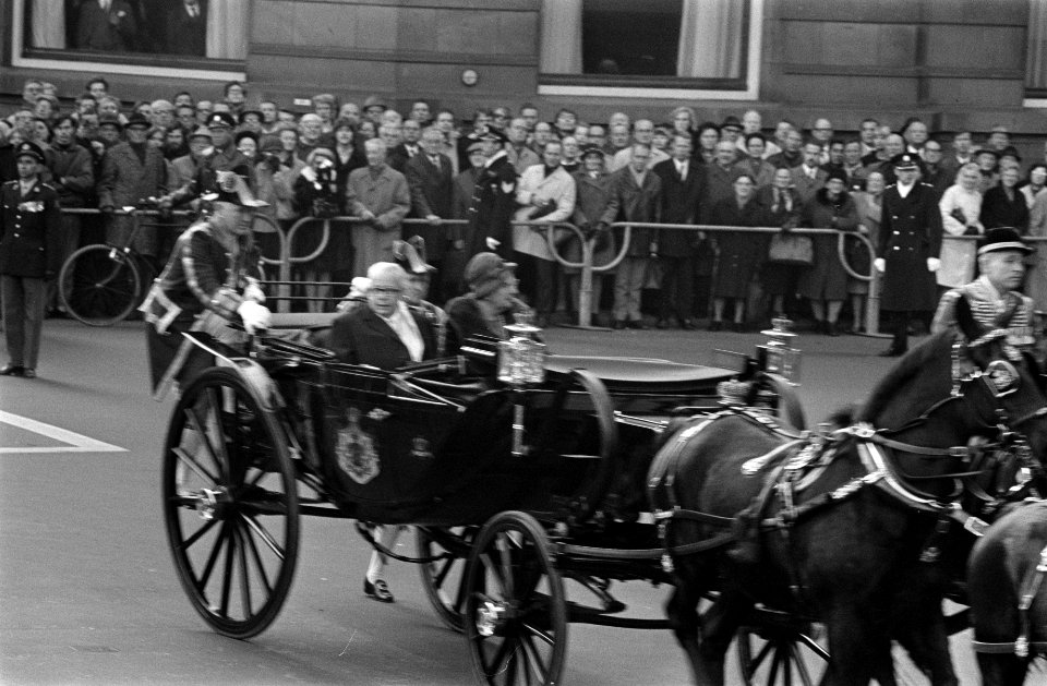 Koningin Juliana en president Heinemann in een caleche, Bestanddeelnr 923-0080