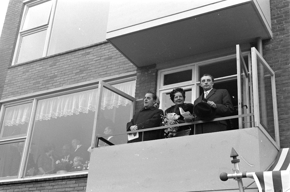 Koningin Juliana brengt een bezoek aan de miljoenste woning te Zwolle, Bestanddeelnr 914-4938