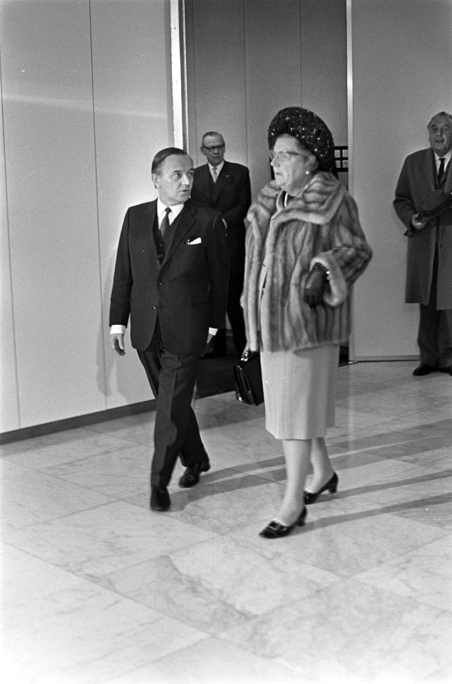 Koningin Juliana en minister De Jong, Bestanddeelnr 922-0773