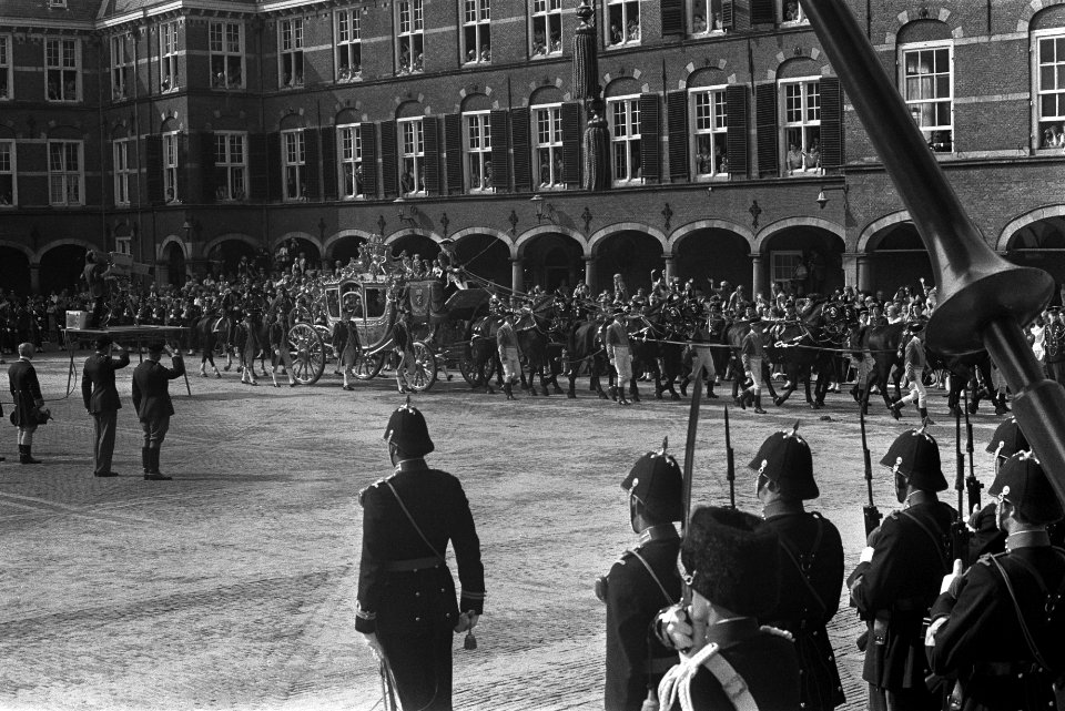 Koningin Juliana en prins Bernhard arriveren in de Gouden Koets op het Binnenhof, Bestanddeelnr 924-9544