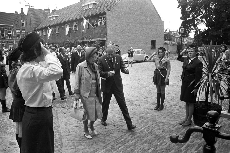 Koningin Juliana brengt bezoek aan Coevorden, Bestanddeelnr 925-8626