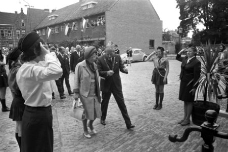 Koningin Juliana brengt bezoek aan Coevorden, Bestanddeelnr 925-8626