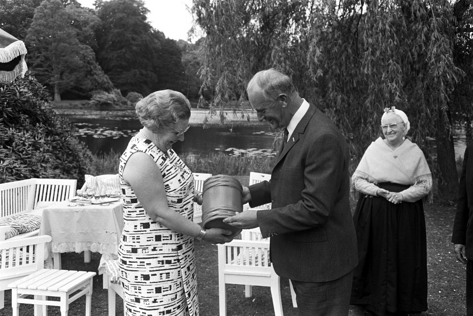 Koningin Juliana en mevrouw K. Westerduin-Knoester (r), Bestanddeelnr 923-5724