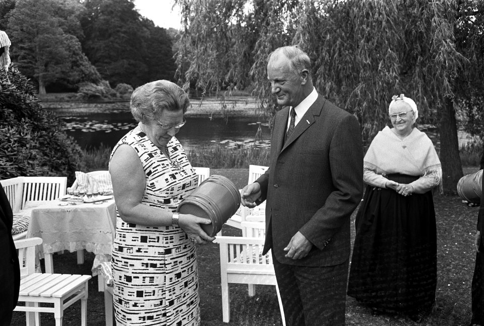 Koningin Juliana en mevrouw K. Westerduin-Knoester (r), Bestanddeelnr 923-5725
