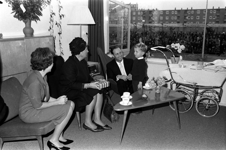 Koningin Juliana brengt een bezoek aan de miljoenste woning te Zwolle, de vierja, Bestanddeelnr 914-4937