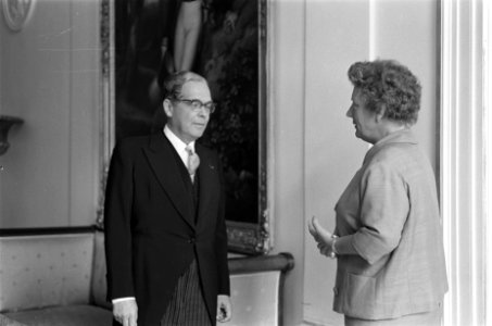 Koningin Juliana en Nicklaas (Cola) Debrot na de beëdiging, Bestanddeelnr 914-2960