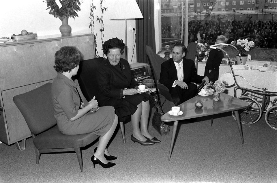 Koningin Juliana brengt een bezoek aan de miljoenste woning te Zwolle, Bestanddeelnr 914-4935