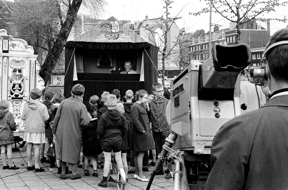 Koninginnedag in Amsterdam, jonge Amsterdammertjes met feestneuzen op, op de Dam, Bestanddeelnr 915-1069