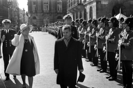 Koningin Juliana en president Ceausescu inspecteren de erewacht voor het paleis , Bestanddeelnr 926-3336