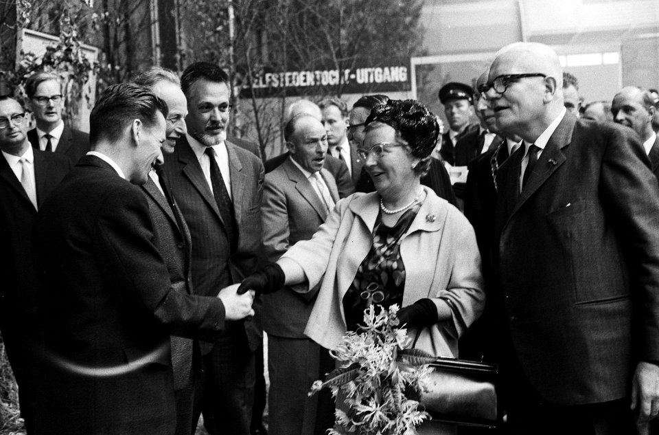 Koningin Juliana brengt een bezoek aan de tentoonstelling Frisiana te Leeuwarden, Bestanddeelnr 915-5378