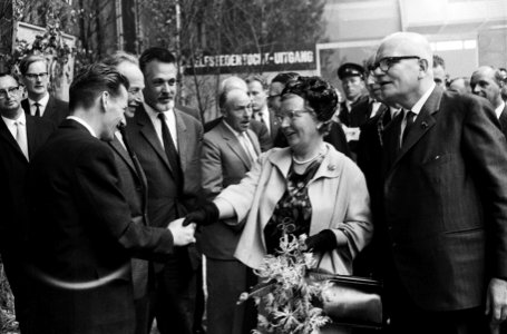 Koningin Juliana brengt een bezoek aan de tentoonstelling Frisiana te Leeuwarden, Bestanddeelnr 915-5378