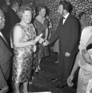Koningin Juliana en de prinsessen Beatrix en Irene zijn in de Kleine Komedie voo, Bestanddeelnr 913-7735