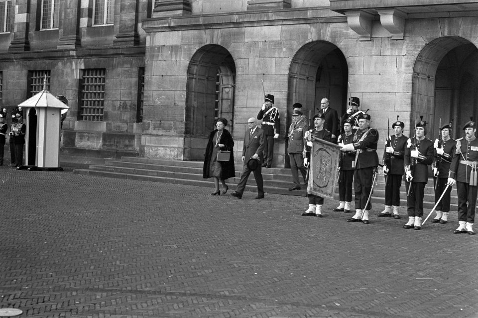 Koningin Juliana en president Kekkonen lopen langs erewacht bij het paleis op de, Bestanddeelnr 925-9842