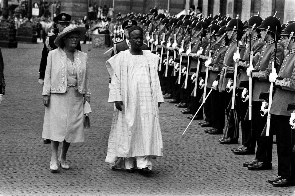 Koningin Juliana en president Ahidjo inspecteren de erewacht bij het Koninklijk , Bestanddeelnr 930-3427