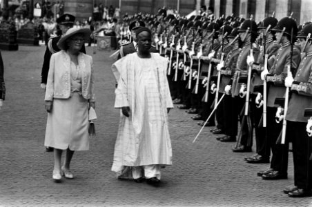 Koningin Juliana en president Ahidjo inspecteren de erewacht bij het Koninklijk , Bestanddeelnr 930-3427