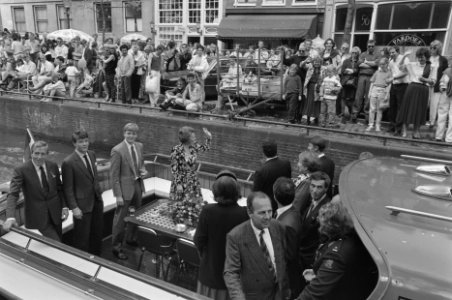 Koninginnedag Koningin Beatrix en gezin in rondvaartboot tijdens onverwacht bez, Bestanddeelnr 934-2400