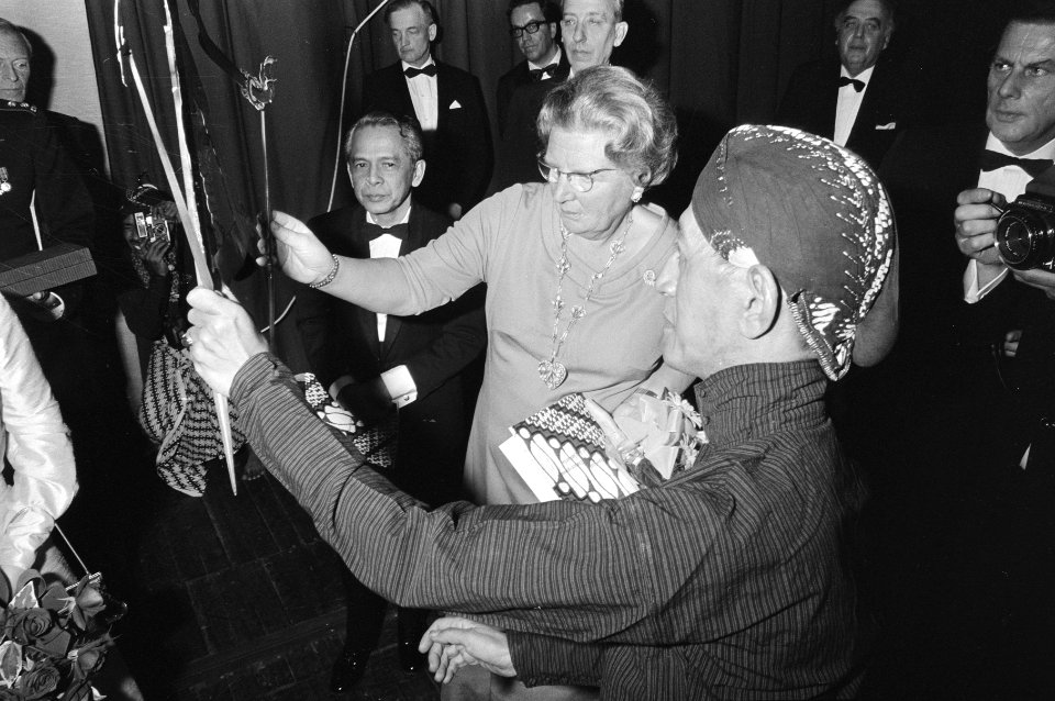 Koningin Juliana en een lid van de dansgroep, Bestanddeelnr 924-4193