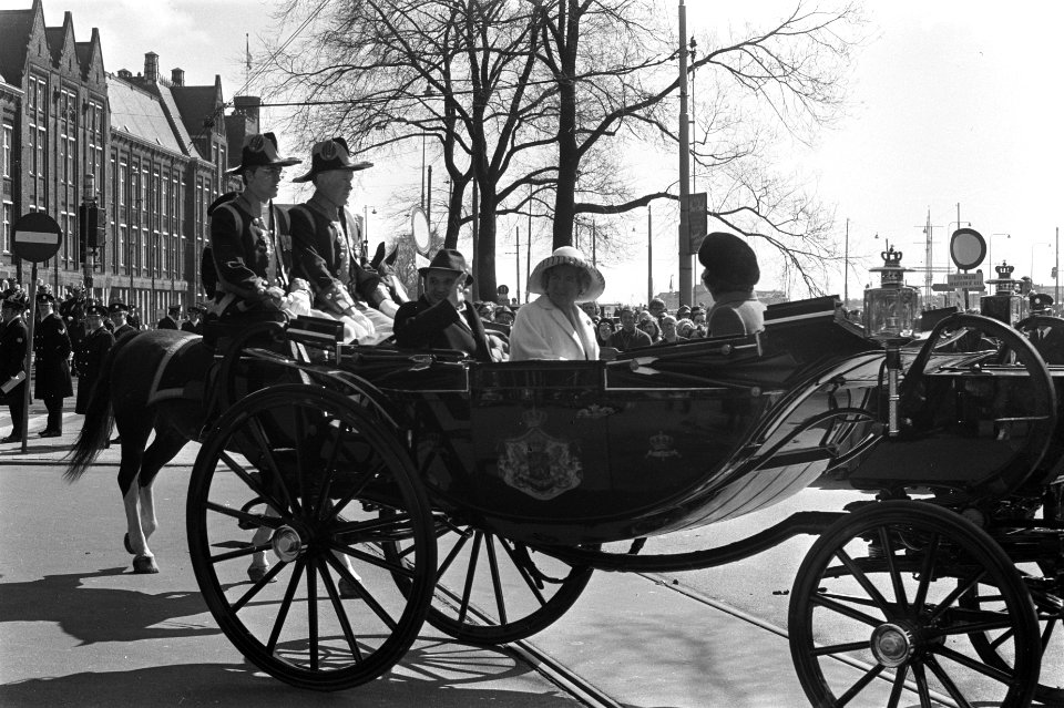 Koningin Juliana en president Ceausescu in de calèche, Bestanddeelnr 926-3334