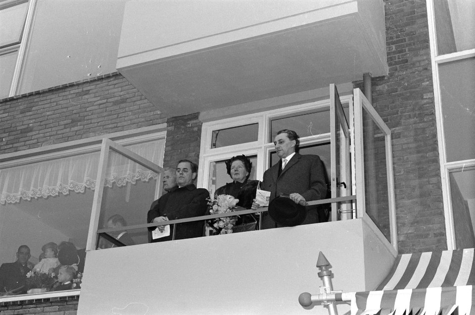 Koningin Juliana brengt een bezoek aan de miljoenste woning te Zwolle, op het ba, Bestanddeelnr 914-4932