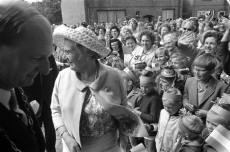 Koningin Juliana en P.J.G. Molthoff, burgemeester van Hulst, Bestanddeelnr 921-4497