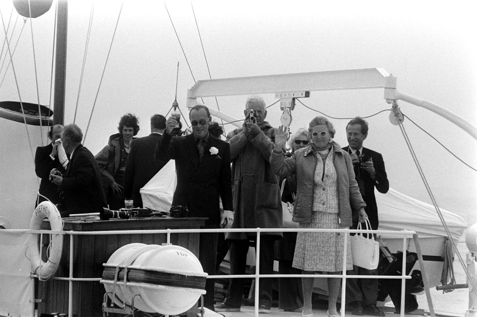 Koningin Juliana en prins Berhard aan boord van het koninklijke privé-jacht de G, Bestanddeelnr 925-6446