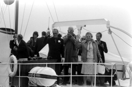 Koningin Juliana en prins Berhard aan boord van het koninklijke privé-jacht de G, Bestanddeelnr 925-6446