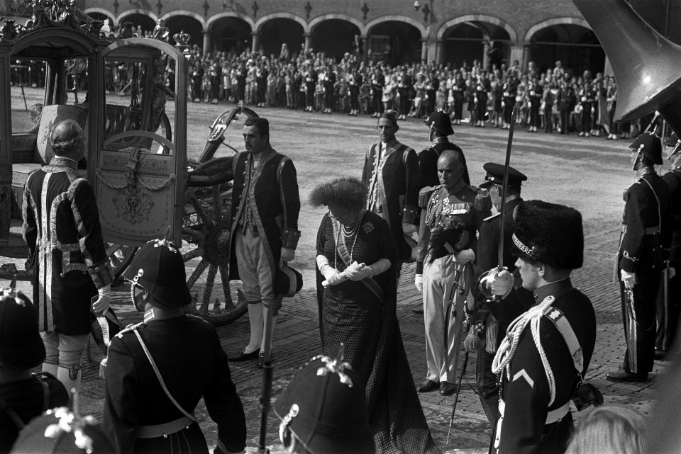 Koningin Juliana en prins Bernhard arriveren op het Binnenhof, Bestanddeelnr 924-9543