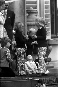 Koninginnedag op Soestdijk kinderen spelend op bordes, Bestanddeelnr 927-1615