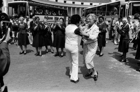 Koningin Juliana danst mee met een Volksdansgroep voor Bejaarden uit Heerlen, Bestanddeelnr 930-3206