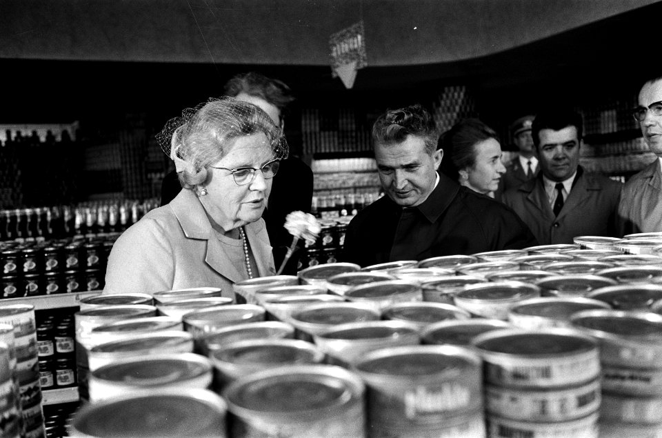 Koningin Juliana en president Ceausescu in een conservenfabriek, Bestanddeelnr 927-9862