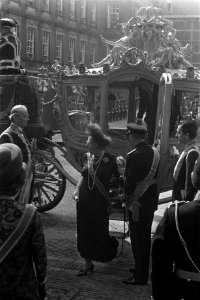 Koningin Juliana en prins Bernhard arriveren op het Binnenhof, Hare Majesteit en, Bestanddeelnr 924-9541