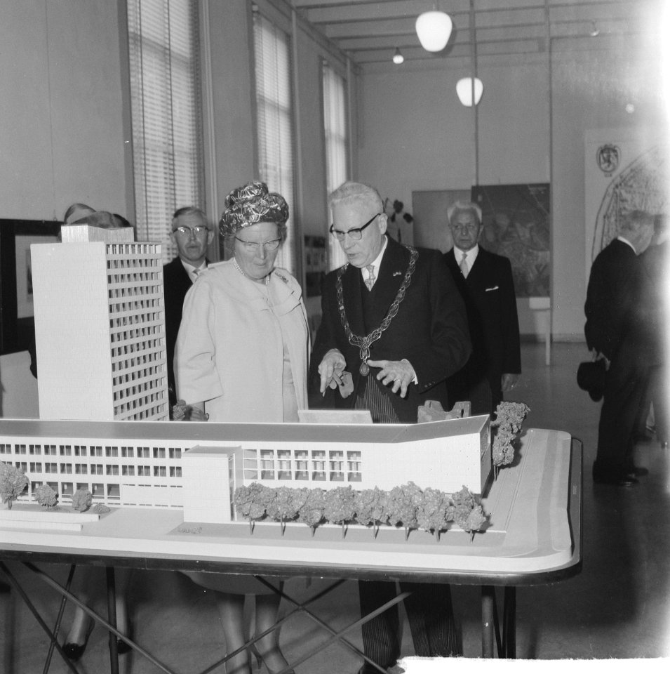 Koningin Juliana en burgemeester J.W. Peek bekijken een maquette, Bestanddeelnr 914-3083