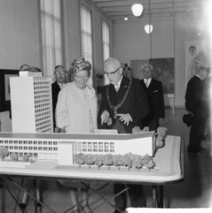 Koningin Juliana en burgemeester J.W. Peek bekijken een maquette, Bestanddeelnr 914-3083