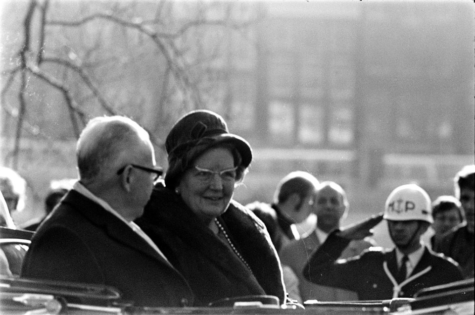 Koningin Juliana en president Heinemann in een open caleche op weg naar het pale, Bestanddeelnr 923-0076
