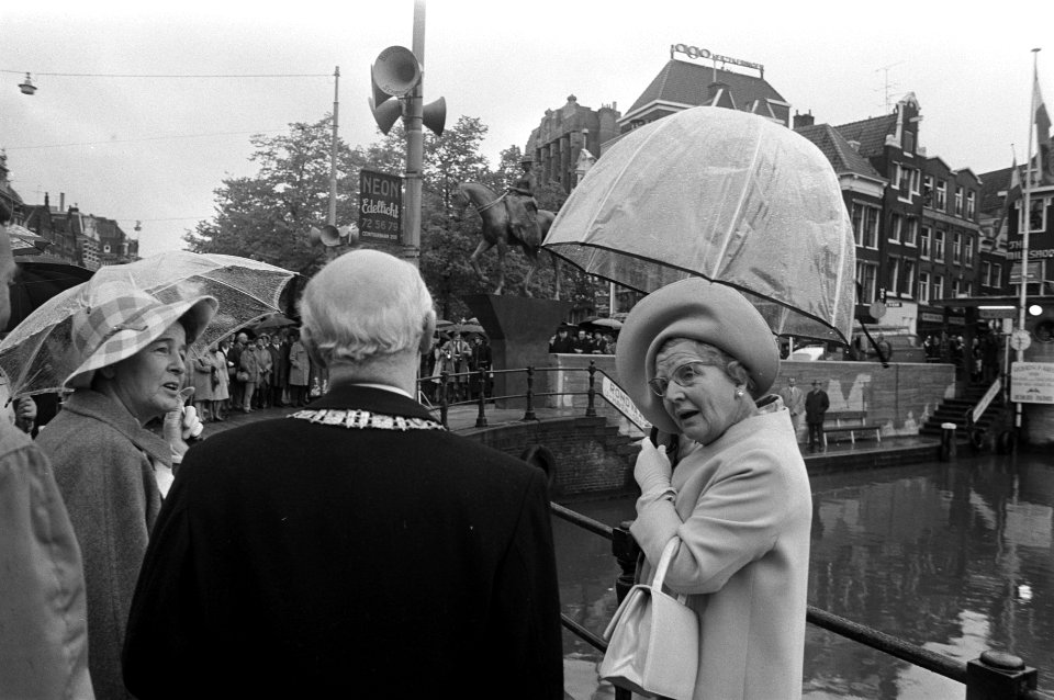 Koningin Juliana en burgemeester Ivo Samkalden bij de onthulling van het standbe, Bestanddeelnr 925-6037